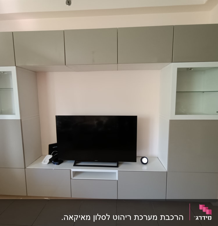 ארון טלוויזיה עם מדפים ודלתות זכוכית